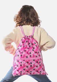 Zaino con cordino rosa con motivo di impronte di zampe, materiale semi-trasparente e spallacci rosa a contrasto. Presenta una tasca inferiore.