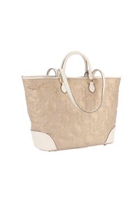 Beige kviltad axelväska med ljusa läderdetaljer, två överhandtag, subtilt mönster och guldfärgad hårdvara. Texturerad yta, stadig form.