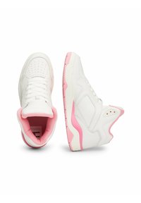 Białe sneakersy z różowymi akcentami, z gładką skórzaną cholewą, okrągłym czubkiem, wyściełanym kołnierzem i teksturowaną gumową podeszwą.