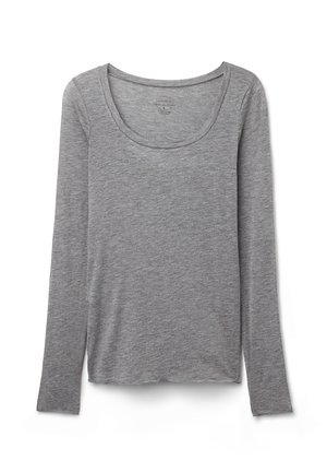 Szara longsleeve z miękkiego, lekkiego materiału, z okrągłym dekoltem i lekko zaokrąglonym dołem. Brak widocznych wzorów lub akcentów.