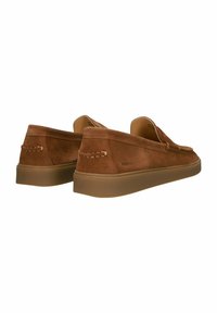 Brune ruskind slip-on sko med gummisål, der har et syet design på hælen og en minimalistisk stil.