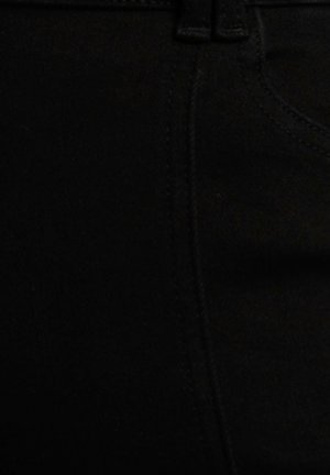 Jeans di denim neri con una texture liscia, caratterizzati da un classico design a cinque tasche e cuciture visibili lungo le cuciture.