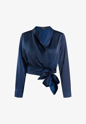 Mørkeblå satin indpakningsbluse med lange ærmer, V-udskæring og snøre detaljer i taljen. Glat tekstur og tætsiddende silhuet.