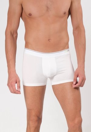 Weiße Herren-Boxershorts aus glattem Stoff, mit einem bequemen Bund und einem kontrastierenden Streifen. Klassisches Design mit Sitz.