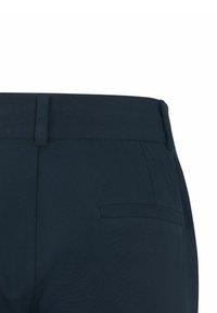 Námořnické modré kalhoty s hladkou texturou, upraveným pasem a jednou zadní kapsou. Tkanina vypadá lehce a odolně.