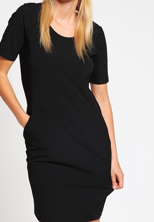 Schwarzes Kurzarmkleid mit rundem Ausschnitt, tailliertem Oberteil und seitlichen Taschen. Glatter Stoff und knielanges Design. Minimalistischer Stil.