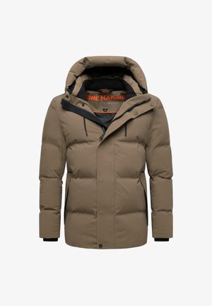 Brūna pūka jaka ar rāvējslēdzēju un pogu aizdari, regulējamu kapuci un melniem akcentiem. Iespējams, ir ar iešūtu struktūru un sānu kabatām.