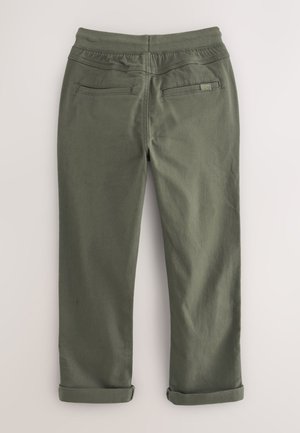 Olivegrüne Hosen mit elastischem Bund und aufgerollten Bündchen, ausgestattet mit zwei Gesäßtaschen und einer glatten Textur. Schlichtes Design mit geradem Bein.