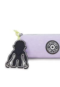 Lilla lynlås-pung lavet af blødt stof, med en sort abe-formet charms med hjerte-design og et rundt Kipling-logo.