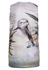 Mouwloos shirt met een dolfijn die uit het water springt; bedrukte ontwerp in zachte, gedempte kleuren met groene palmbladeren en spetterende waterdetails.