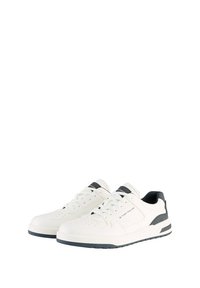 Adidași albi cu vârf perforat, sistem de închidere cu șireturi, accente negre pe toc și laterale, material texturat și un model contrastant al tălpii.