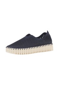 Slip-On-Schuh mit dunkelblauem, perforiertem Obermaterial und dicker, profilierten beigen Sohle, entworfen für Atmungsaktivität und Freizeitkleidung.