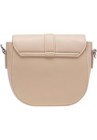 Borsa a tracolla beige realizzata in pelle testurizzata, caratterizzata da una forma arrotondata, chiusura a patta e dettagli in metallo argentato sui lati.