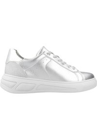 Scarpe da ginnastica argento con finitura metallica testurizzata, suola in gomma bianca e allacciatura tradizionale. La vista laterale mette in risalto il design elegante.