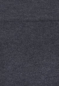 Dunkelblauer Strickstoff mit einer weichen Textur und subtilen Farbvariationen. Das Material wirkt dehnbar und strapazierfähig, geeignet für Bekleidung.