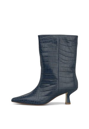 Bota azul marino hasta media pantorrilla con punta en pico, patrón texturizado de cocodrilo y tacón corto y fino en tono dorado.