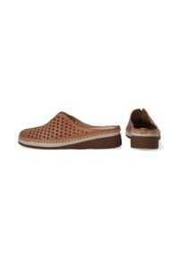 Brune læderslippers med perforeret design, lyse stikninger og en lav brun hæl. Har en tekstureret sål for godt greb.