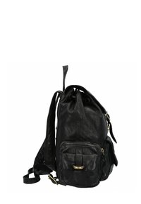Mochila de cuero negro con cierre de cordón, bolsillo frontal con cremallera y correa ajustable. Presenta un acabado texturizado y acentos de metal.