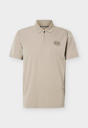 Beež lühikeste varrukatega polo särk lukuga krae ja vasakul rinnal väike must EA7 Emporio Armani logo.