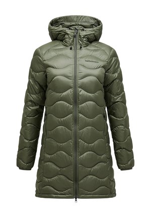 Zelená prošívaná parka s kapucí, která má prošívaný vlnkový vzor, celopropínací zip a nastavitelné šňůrky na kapuci.