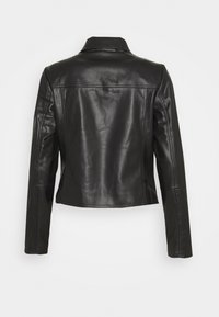 Veste en similicuir noir avec manches longues et coutures ton sur ton, vue de dos sur fond blanc.