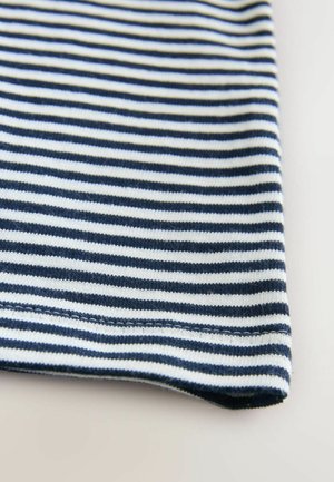 Material în dungi albastre închis și albe, cu o textură netedă și cusături ordonate pe tiv. Dungile sunt uniform distanțate și orizontale.