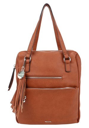 Sac à main en cuir marron avec doubles poignées, poches avant zippées et un charm pompon décoratif suspendu sur un côté.