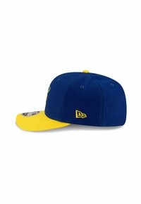 Casquette de baseball bleue et jaune avec une visière plate. Elle présente un logo à l'avant, des détails de couture et une visière contrastante.