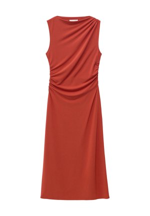 Vestido midi sin mangas color naranja quemado con detalle de tela fruncida en un hombro y costados fruncidos en la cintura.