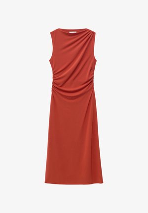 Vestido midi sin mangas color naranja quemado con detalle de tela fruncida en un hombro y costados fruncidos en la cintura.