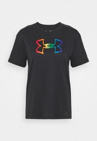 Svart bomulls t-shirt med en flerfärgad Under Armour-logotyp i regnbågens nyanser. Kort ärm med rund halsringning. Slät textur.