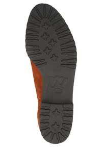 Semelle d'une chaussure marron avec une semelle en caoutchouc noir présentant des motifs en forme de croix et les lettres en relief "pg" près du talon.