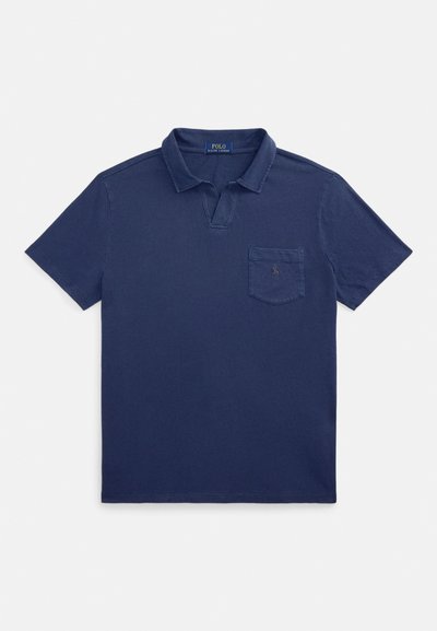 Camisola pólo azul-marinho de algodão, com gola dobrada, mangas curtas e um bolso no peito com um pequeno detalhe de logótipo.