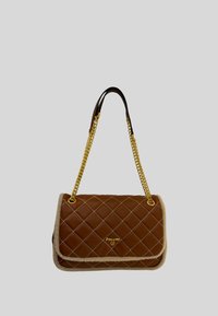 Borsa a tracolla cucita marrone con catena dorata, con un morbido bordo crema e una chiusura frontale a battente. Nome del marchio embossato sulla parte anteriore.