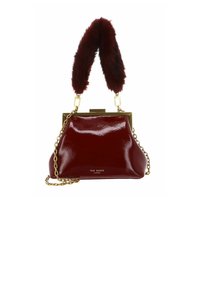 Sac à main en cuir verni bordeaux avec une bandoulière en chaîne dorée et une poignée en fourrure. Doté d'une fermeture à boucle et d'un design élégant et structuré.