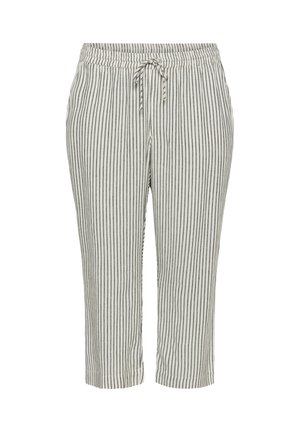 Weiße verkürzte Hose mit dünnen, vertikalen schwarzen Streifen und einem Tunnelzugbund, dargestellt vor weißem Hintergrund.