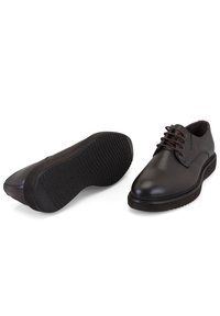 Chaussures habillées en cuir brun avec une finition lisse, design à lacets, semelle en caoutchouc et fond texturé. Bout arrondi et détails de couture minimalistes.