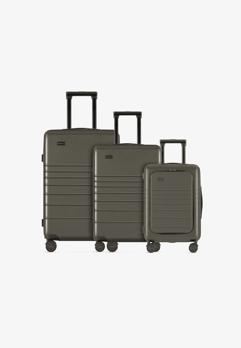 Set van drie hardshell koffers in olijfgroen. Voorzien van een gestructureerd oppervlak, verticale groeven, uitschuifbare handvatten en 360 graden draaiende wielen.