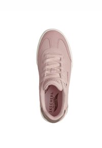Zapatilla de color rosa claro con una parte superior de ante texturizada, que presenta detalles perforados, cordones planos y una plantilla acolchada etiquetada como "Air-Cooled Arch Fit."