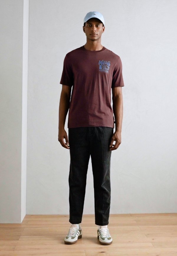 CHEST ARTWORK - Print T-shirt - rich mahogany4