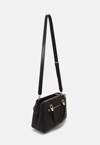 Černá prošívaná kožená kabelka se zlatými detaily, horní kapsa na zip, dvě ucha a nastavitelné dlouhé ramenní popruhy.