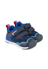Zapatillas deportivas azules y marinas con parte superior de malla texturizada, puntera reforzada y doble correa de velcro. Las pestañas rojas en el talón aportan detalle al diseño.