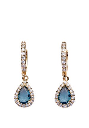 Orecchini a goccia d'oro con gemme blu a forma di pera circondate da piccoli cristalli trasparenti su un cerchio incrostato di cristalli trasparenti.
