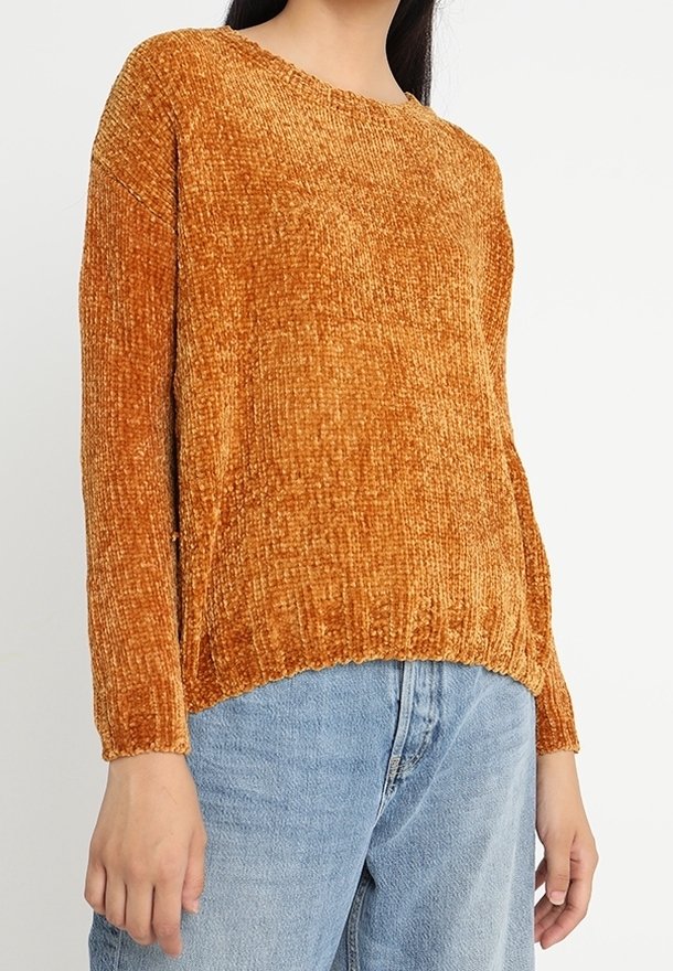Pomarańczowy sweter o fakturowanej strukturze, z okrągłym dekoltem i długimi rękawami, z lekko skróconym dołem i miękkim, prążkowanym materiałem.