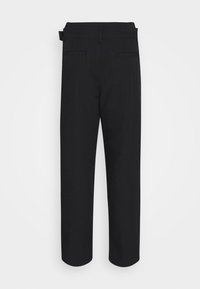 Pantalon noir à jambe droite avec deux poches passepoilées à l’arrière et passants pour ceinture, présenté à plat sur fond blanc.