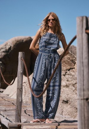 Next, REGULAR FIT - SQUARE NECK BARREL LEG JUMPSUIT  . - Lühikeste varrukatega bodi - blue ecru bandana print