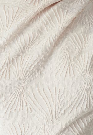 Gestructureerde stof met een verhoogd, bladachtig patroon in een zachte off-white tint, die een complexe vormgeving met dimensionale details toont.