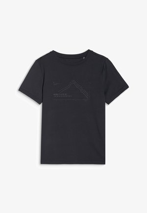 T-shirt noir à manches courtes avec un dessin discret de graphique technique linéaire intitulé "WIND FLOW 4F" et des coordonnées géographiques sur le devant.