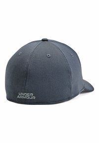 Cappellino grigio scuro realizzato in tessuto texture con visiera curva. Presenta il logo ricamato 'Under Armour' sul lato.
