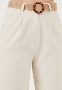 LELA REGULAR FIT - Pantaloni - beige